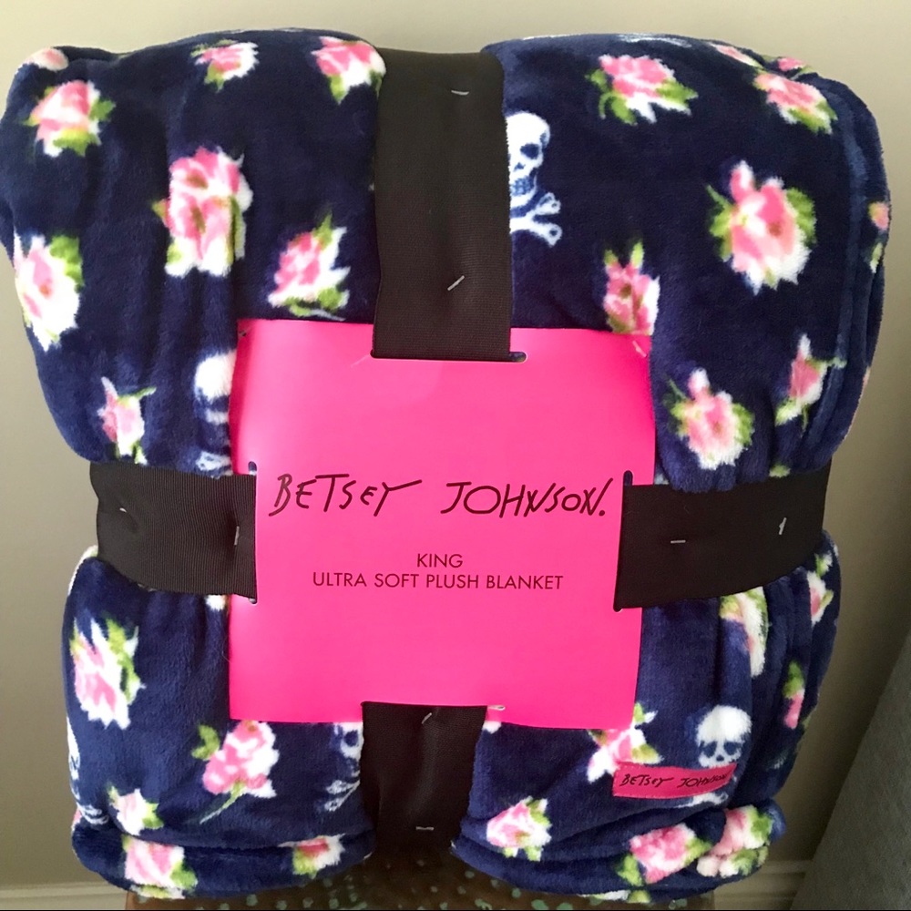 Betsey Johnson Navy Skull Pink Flower King Blanket - Picture 1 of 8